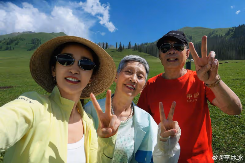 李冰冰帶父母到新疆自駕游,51歲仍是單身,70多歲媽媽已白髮蒼蒼