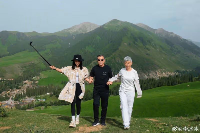 李冰冰帶父母到新疆自駕游,51歲仍是單身,70多歲媽媽已白髮蒼蒼