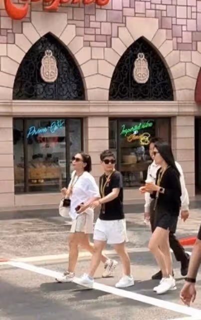 環球影城成奧運明星打卡地?孫穎莎、汪順相繼現身,自帶飯盒成亮點!