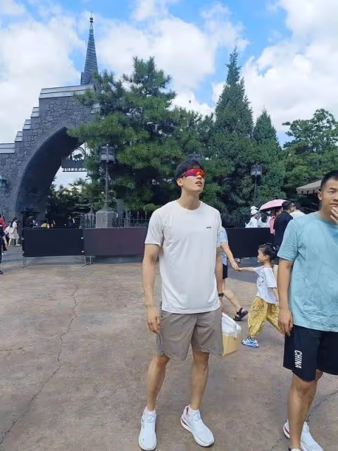 環球影城成奧運明星打卡地?孫穎莎、汪順相繼現身,自帶飯盒成亮點!