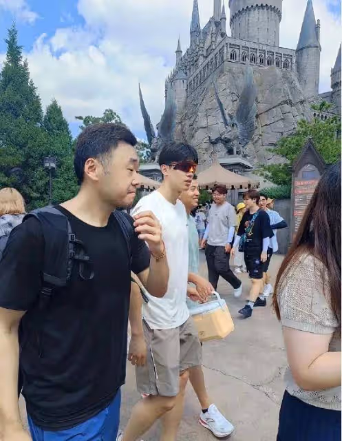 環球影城成奧運明星打卡地?孫穎莎、汪順相繼現身,自帶飯盒成亮點!