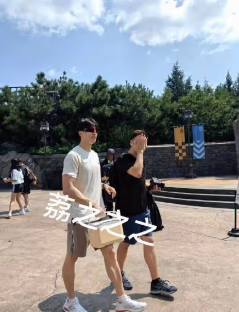 環球影城成奧運明星打卡地?孫穎莎、汪順相繼現身,自帶飯盒成亮點!