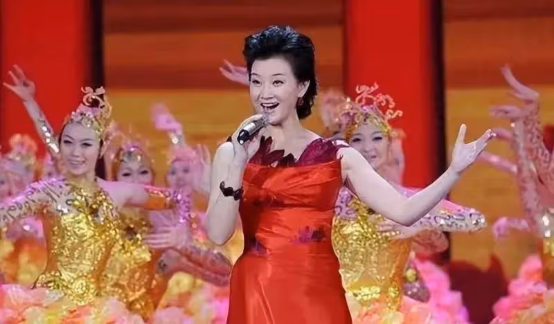 57歲宋祖英難得現身,氣質優雅大氣依舊迷人,本人十分隨和