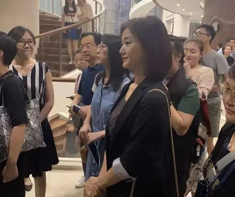 57歲宋祖英難得現身,氣質優雅大氣依舊迷人,本人十分隨和