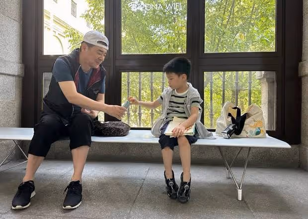 蔣勤勤曬西班牙出遊照,陳建斌喂兒吃零食畫面超有愛!