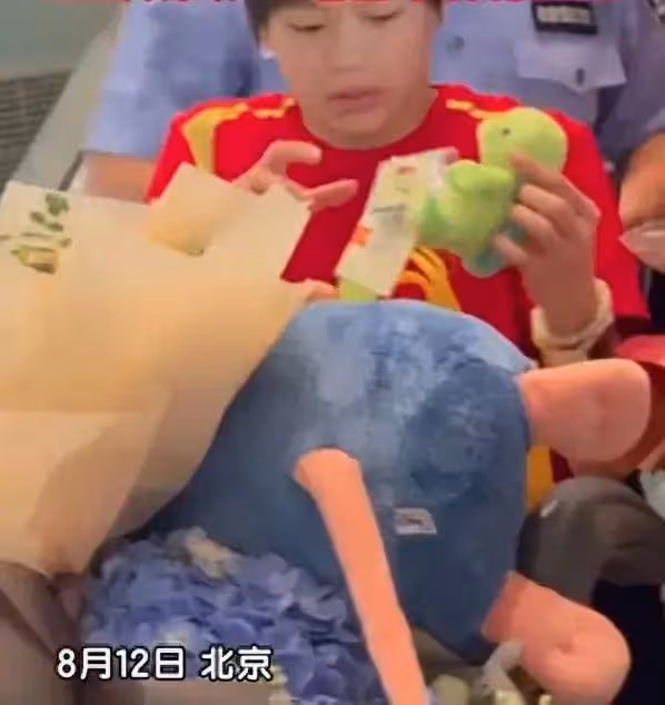 全紅嬋火了!家成景點,不敢回只能擼貓,打扮時尚仍被認出