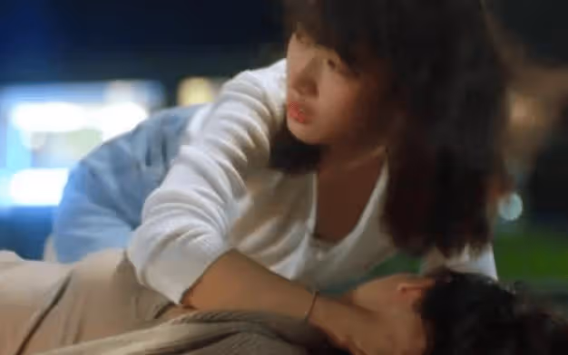 《我們在黑夜中相擁》v是誰?溫可車禍是v一手策劃的嗎?