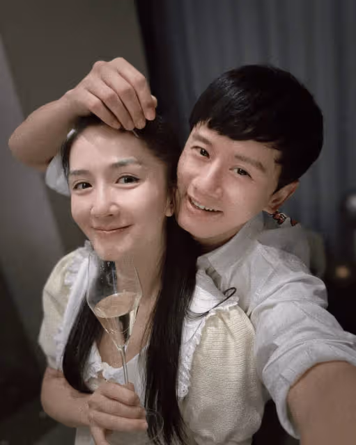 張傑謝娜帶娃游環球影城,一人牽一個女兒,6歲跳跳俏俏個頭好高