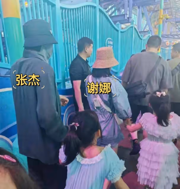張傑謝娜帶娃游環球影城,一人牽一個女兒,6歲跳跳俏俏個頭好高