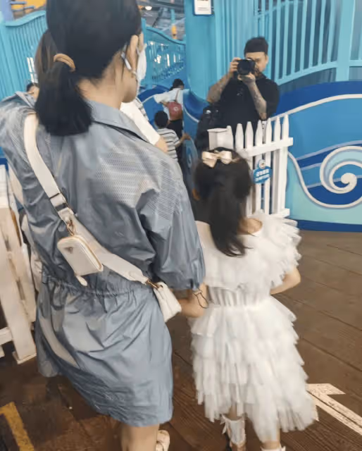 張傑謝娜帶娃游環球影城,一人牽一個女兒,6歲跳跳俏俏個頭好高