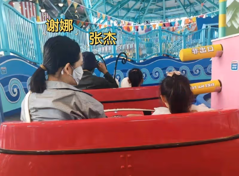 張傑謝娜帶娃游環球影城,一人牽一個女兒,6歲跳跳俏俏個頭好高