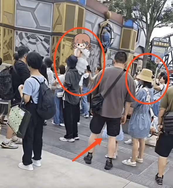 張傑謝娜帶娃游環球影城,一人牽一個女兒,6歲跳跳俏俏個頭好高