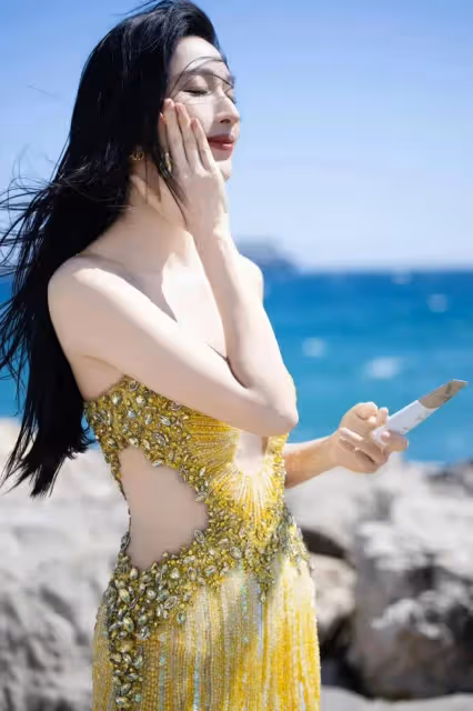張儷穿金色緊身裙海邊狂秀事業線!膚白貌美性感火辣