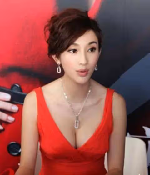 張儷穿金色緊身裙海邊狂秀事業線!膚白貌美性感火辣