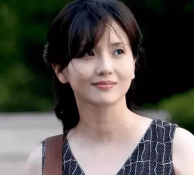 她被譽為「江南第一美人」，從不接吻戲，當紅時嫁給初戀，如今58歲依然美艷