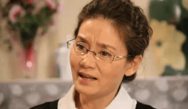 一代影后10歲喪父,32歲離婚一生未育,晚年遁入佛門,她後悔了