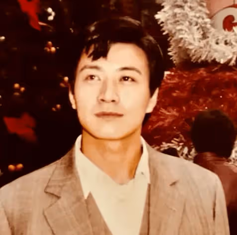 中國的「高倉健」影帝拿到手軟,比陳道明還要紅,連張鐵林都只能「作配」!