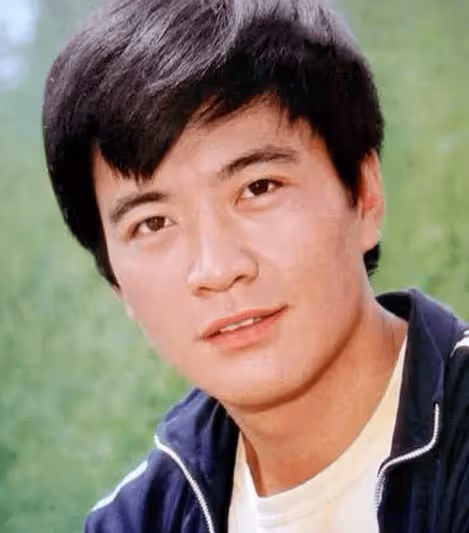 中國的「高倉健」影帝拿到手軟,比陳道明還要紅,連張鐵林都只能「作配」!