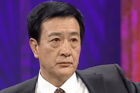 中國的「高倉健」影帝拿到手軟,比陳道明還要紅,連張鐵林都只能「作配」!