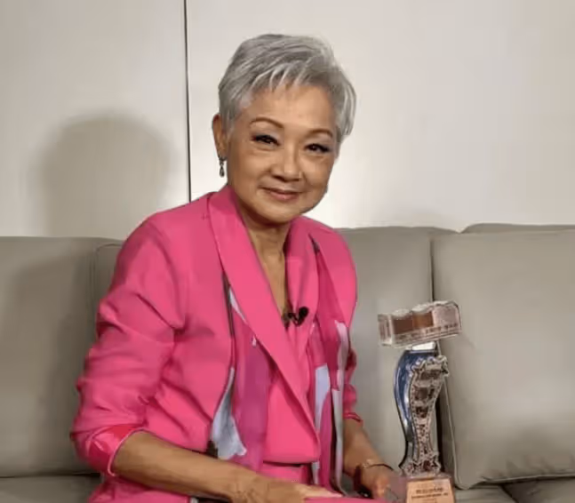 她憑一首歌賺了16套豪宅!出道5年就退休,76歲為何在瘋狂撈金?