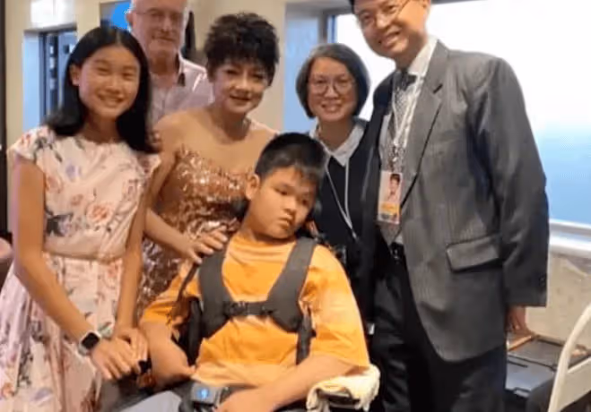 她憑一首歌賺了16套豪宅!出道5年就退休,76歲為何在瘋狂撈金?