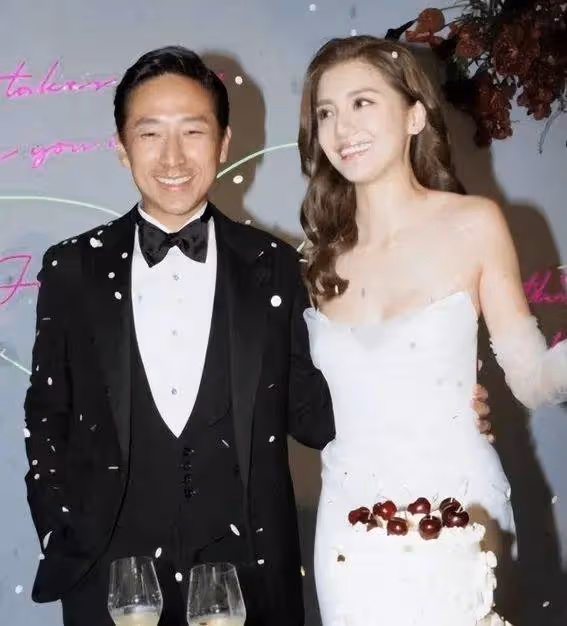 吳千語施伯雄伴手禮大曝光,巧克力永生花應有盡有,綠盒子暗藏多重玄機