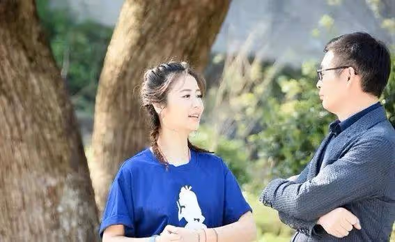 48歲林心如穿麻花辮嬌俏似少女!T恤紙袋褲不老裝扮惹人羨