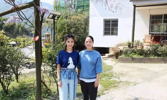 48歲林心如穿麻花辮嬌俏似少女!T恤紙袋褲不老裝扮惹人羨