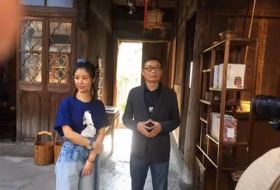 48歲林心如穿麻花辮嬌俏似少女!T恤紙袋褲不老裝扮惹人羨