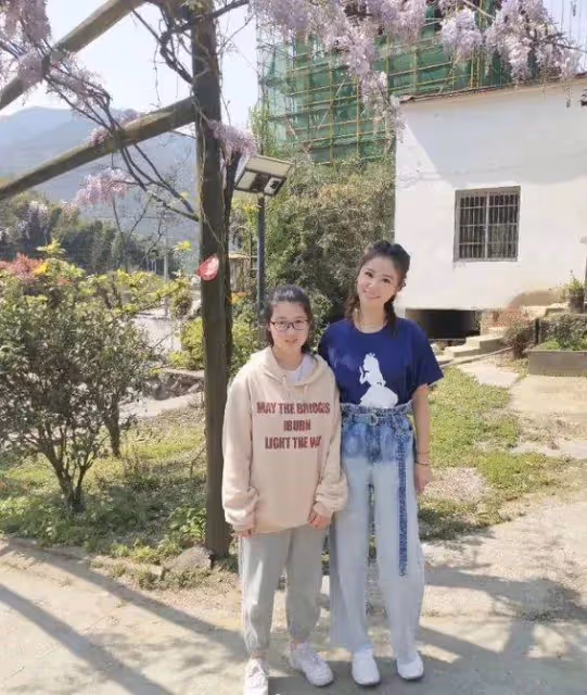 48歲林心如穿麻花辮嬌俏似少女!T恤紙袋褲不老裝扮惹人羨