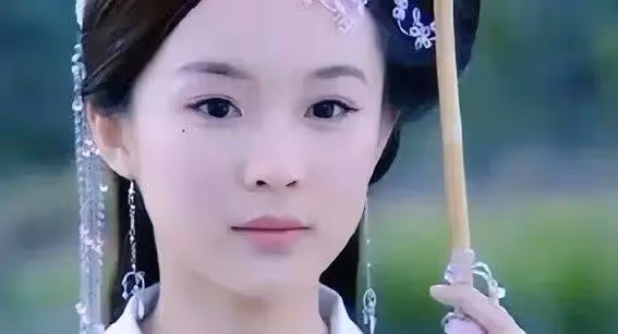43歲霍思燕曬花園生活照曝光!黑裙豐腴大解放,家裡養孔雀豪宅世外桃源