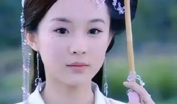 43歲霍思燕曬花園生活照曝光!黑裙豐腴大解放,家裡養孔雀豪宅世外桃源