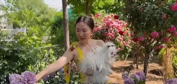 43歲霍思燕曬花園生活照曝光!黑裙豐腴大解放,家裡養孔雀豪宅世外桃源