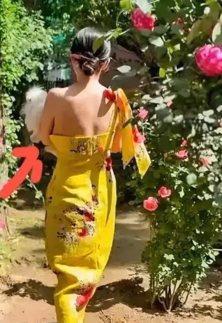 43歲霍思燕曬花園生活照曝光!黑裙豐腴大解放,家裡養孔雀豪宅世外桃源