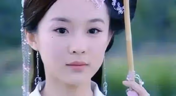 43歲霍思燕曬花園生活照曝光!黑裙豐腴大解放,家裡養孔雀豪宅世外桃源