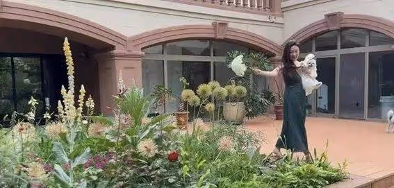 43歲霍思燕曬花園生活照曝光!黑裙豐腴大解放,家裡養孔雀豪宅世外桃源