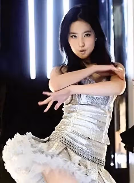 從仙女校花到百變女王,劉亦菲用勇氣和魅力演繹多面女性形象