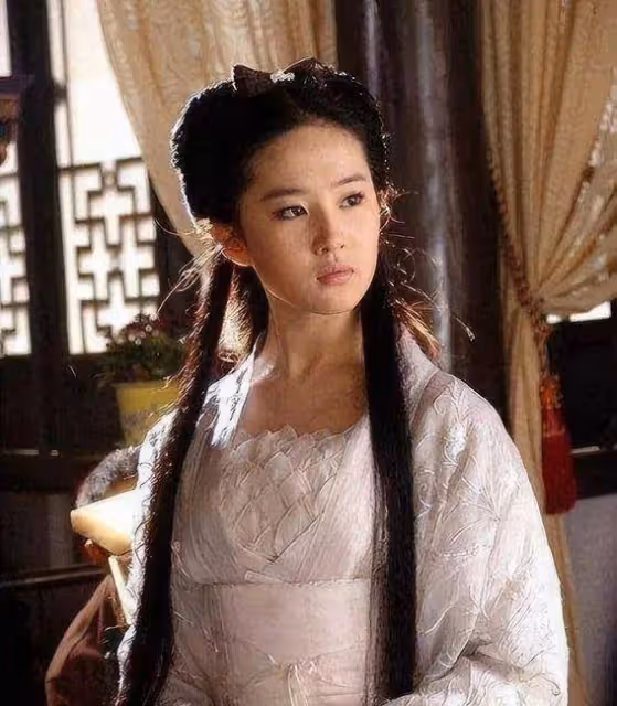 從仙女校花到百變女王,劉亦菲用勇氣和魅力演繹多面女性形象