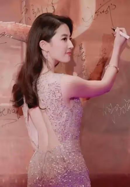 從仙女校花到百變女王,劉亦菲用勇氣和魅力演繹多面女性形象