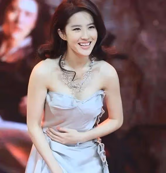 從仙女校花到百變女王,劉亦菲用勇氣和魅力演繹多面女性形象
