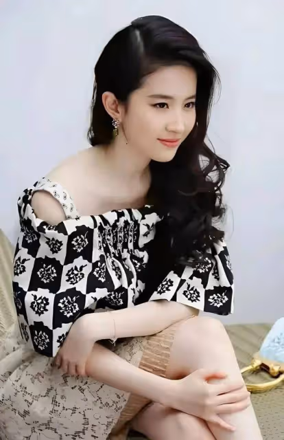 從仙女校花到百變女王,劉亦菲用勇氣和魅力演繹多面女性形象
