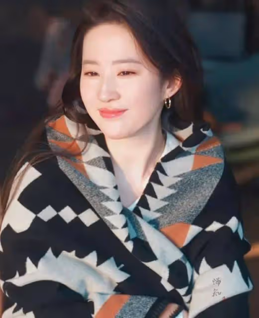 從仙女校花到百變女王,劉亦菲用勇氣和魅力演繹多面女性形象