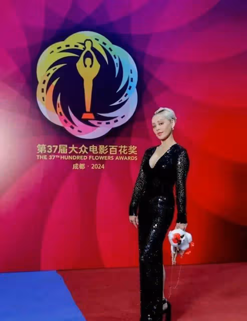 52歲半百荊釵寧靜深V長裙驚艷亮相,身姿窈窕曲線誘人超越年齡!