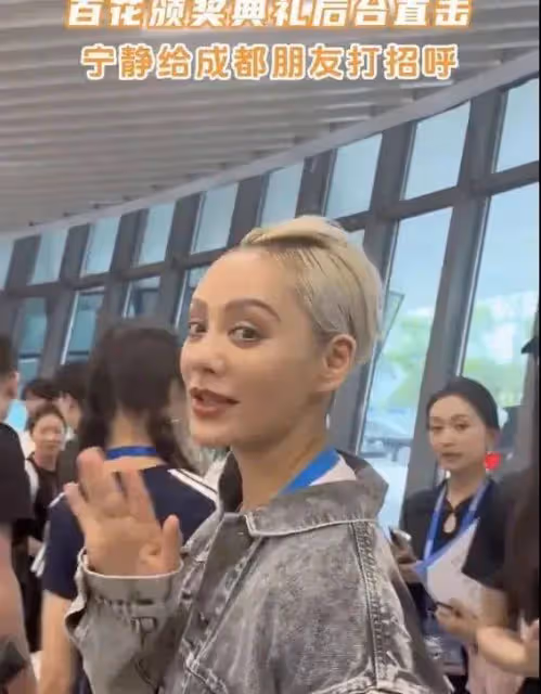 52歲半百荊釵寧靜深V長裙驚艷亮相,身姿窈窕曲線誘人超越年齡!