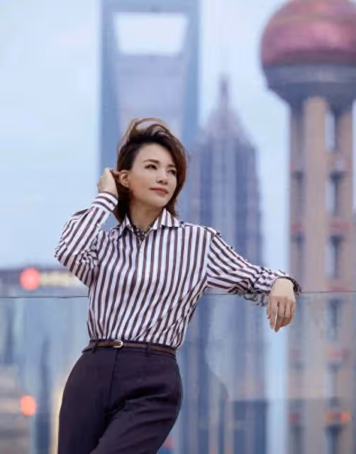 攝影師曬董卿四年前舊照:外灘吹風,書香氣息撲面而來