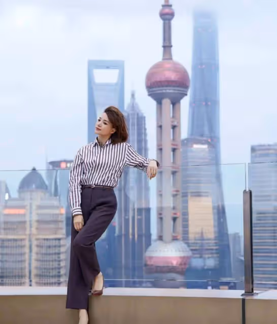 攝影師曬董卿四年前舊照:外灘吹風,書香氣息撲面而來