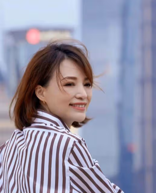 攝影師曬董卿四年前舊照:外灘吹風,書香氣息撲面而來