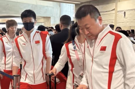 陳夢曬與陳若琳坐頭等艙回國,合照16萬次點贊,網友:9金合體