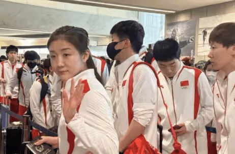 陳夢曬與陳若琳坐頭等艙回國,合照16萬次點贊,網友:9金合體