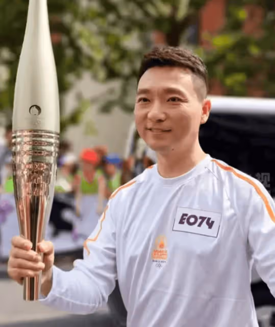 這一次,暫別《新聞聯播》欄目的康輝,讓巴黎及全世界刮目相看!